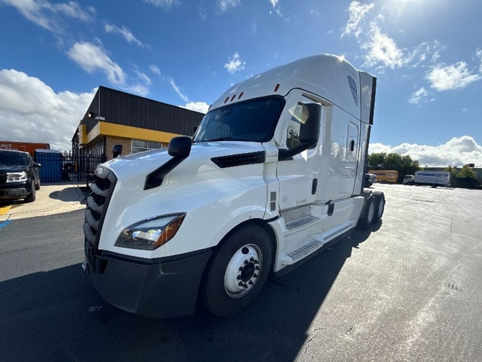 Sleeper Tractor-Heavy Duty Tractors-Freightliner-2021-T12664ST-Sun Valley-CA-522,230\n\t\tmiles-$ 68,750 - Image 3
