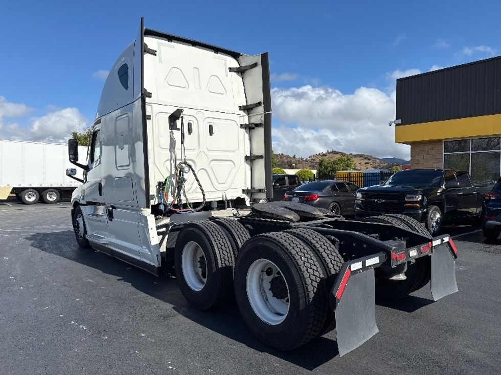 Sleeper Tractor-Heavy Duty Tractors-Freightliner-2021-T12664ST-Sun Valley-CA-522,230\n\t\tmiles-$ 68,750 - Image 5