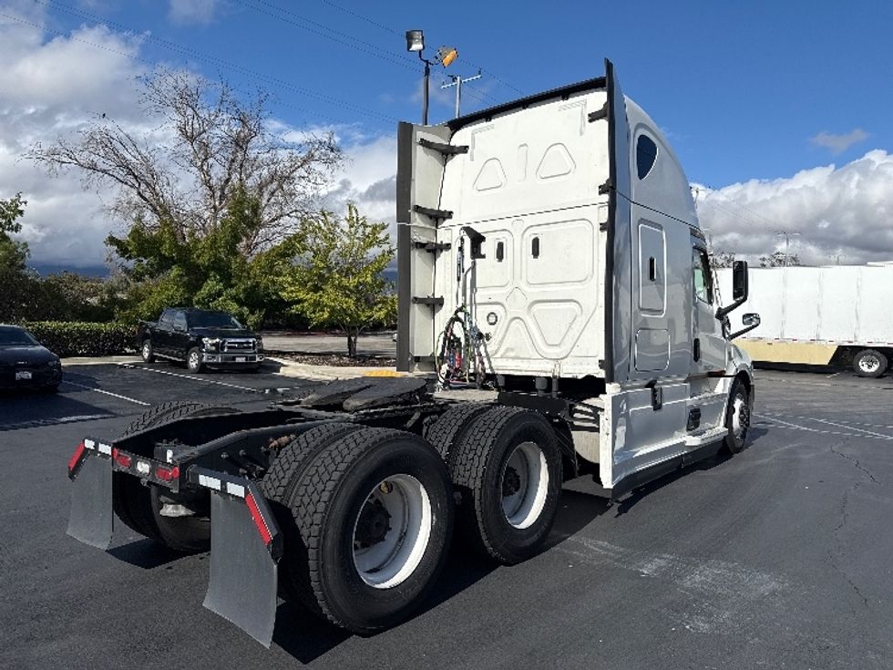 Sleeper Tractor-Heavy Duty Tractors-Freightliner-2021-T12664ST-Sun Valley-CA-522,230\n\t\tmiles-$ 68,750 - Image 7