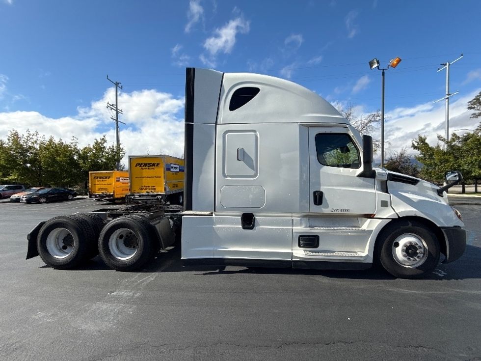Sleeper Tractor-Heavy Duty Tractors-Freightliner-2021-T12664ST-Sun Valley-CA-522,230\n\t\tmiles-$ 68,750 - Image 8