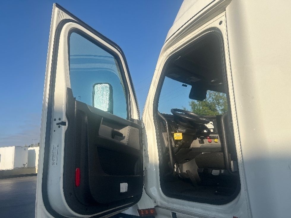 Sleeper Tractor-Heavy Duty Tractors-Freightliner-2021-T12664ST-Sun Valley-CA-522,230\n\t\tmiles-$ 68,750 - Image 9