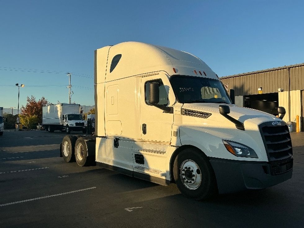 Sleeper Tractor-Heavy Duty Tractors-Freightliner-2021-T12664ST-Sun Valley-CA-612,899\n\t\tmiles-$ 59,750 - Image 1