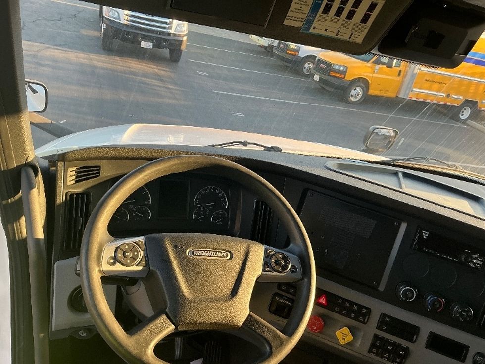Sleeper Tractor-Heavy Duty Tractors-Freightliner-2021-T12664ST-Sun Valley-CA-612,899\n\t\tmiles-$ 59,750 - Image 11