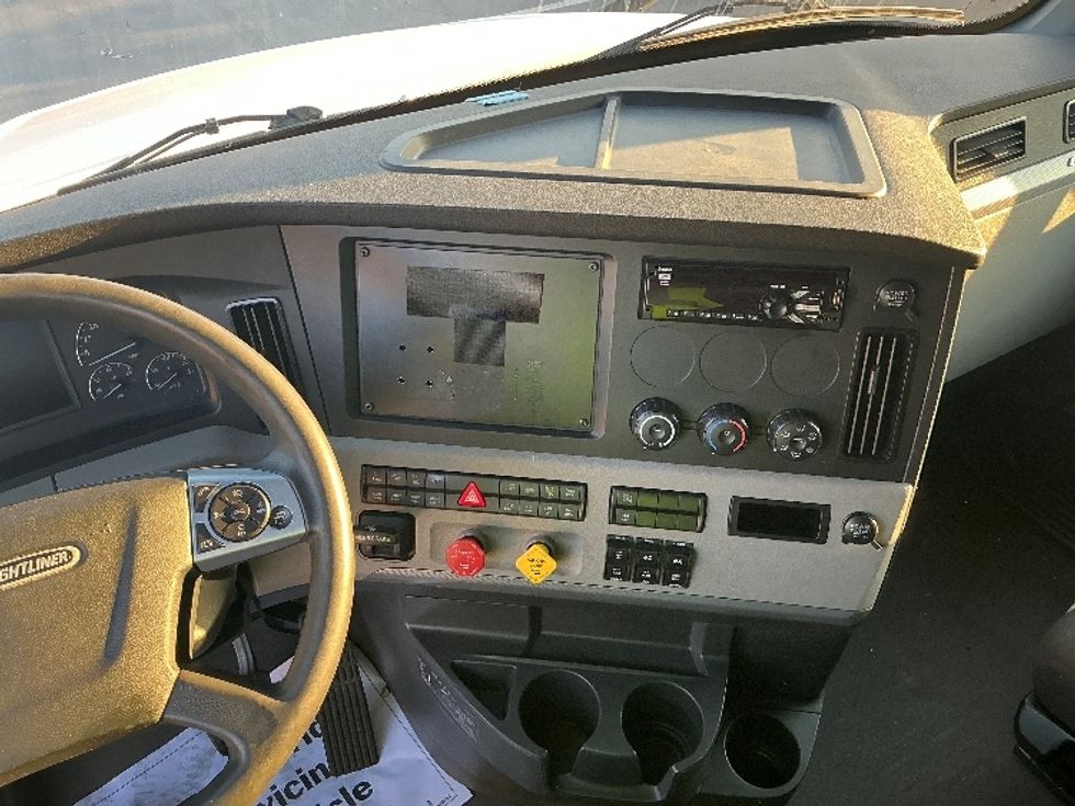 Sleeper Tractor-Heavy Duty Tractors-Freightliner-2021-T12664ST-Sun Valley-CA-612,899\n\t\tmiles-$ 59,750 - Image 12
