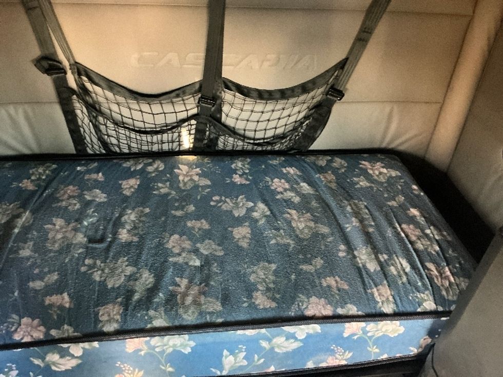 Sleeper Tractor-Heavy Duty Tractors-Freightliner-2021-T12664ST-Sun Valley-CA-612,899\n\t\tmiles-$ 59,750 - Image 17