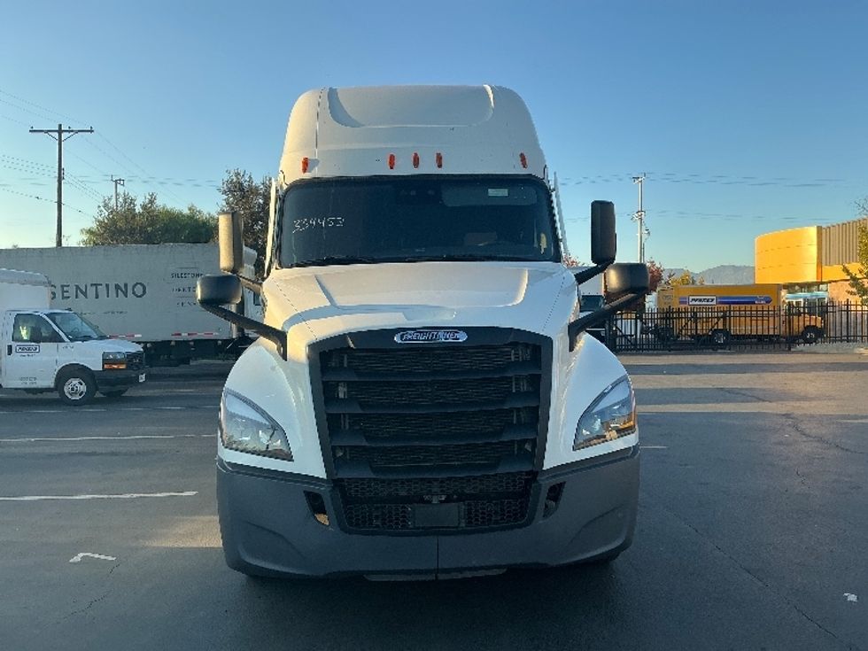 Sleeper Tractor-Heavy Duty Tractors-Freightliner-2021-T12664ST-Sun Valley-CA-612,899\n\t\tmiles-$ 59,750 - Image 2