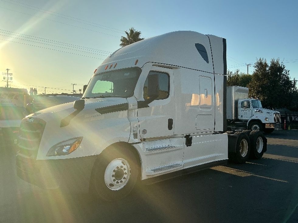Sleeper Tractor-Heavy Duty Tractors-Freightliner-2021-T12664ST-Sun Valley-CA-612,899\n\t\tmiles-$ 59,750 - Image 3