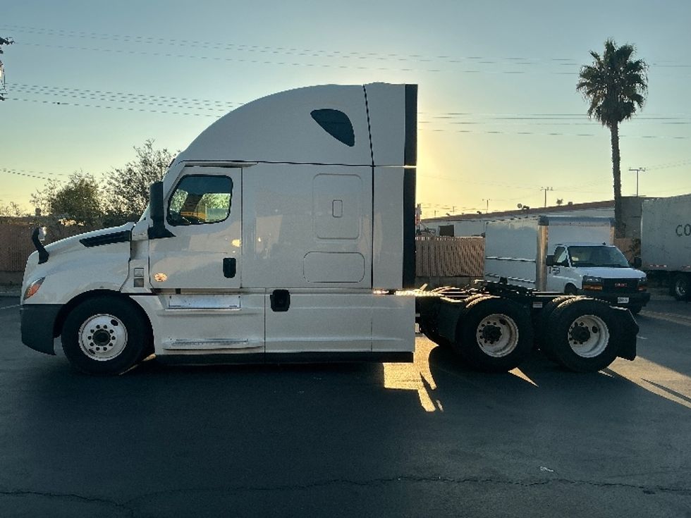 Sleeper Tractor-Heavy Duty Tractors-Freightliner-2021-T12664ST-Sun Valley-CA-612,899\n\t\tmiles-$ 59,750 - Image 4