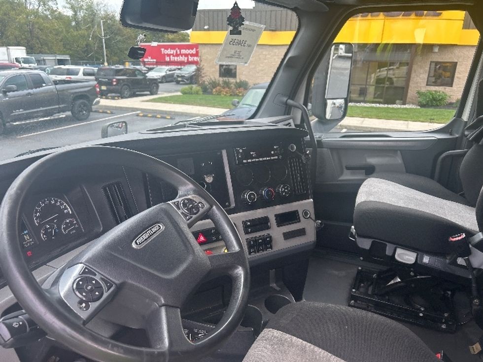 Sleeper Tractor-Heavy Duty Tractors-Freightliner-2021-T12664ST-Swedesboro-NJ-444,851\n\t\tmiles-$ 67,500 - Image 10