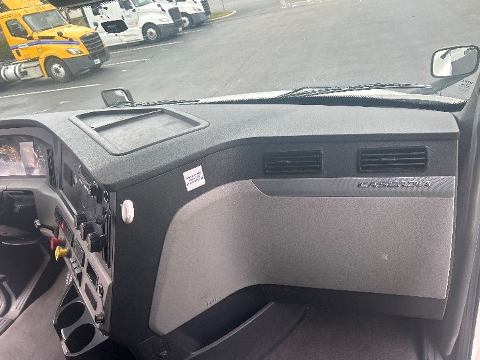 Sleeper Tractor-Heavy Duty Tractors-Freightliner-2021-T12664ST-Swedesboro-NJ-444,851\n\t\tmiles-$ 67,500 - Image 14