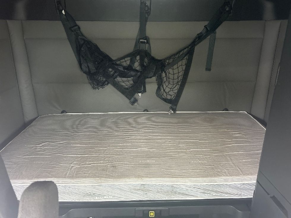 Sleeper Tractor-Heavy Duty Tractors-Freightliner-2021-T12664ST-Swedesboro-NJ-444,851\n\t\tmiles-$ 67,500 - Image 16