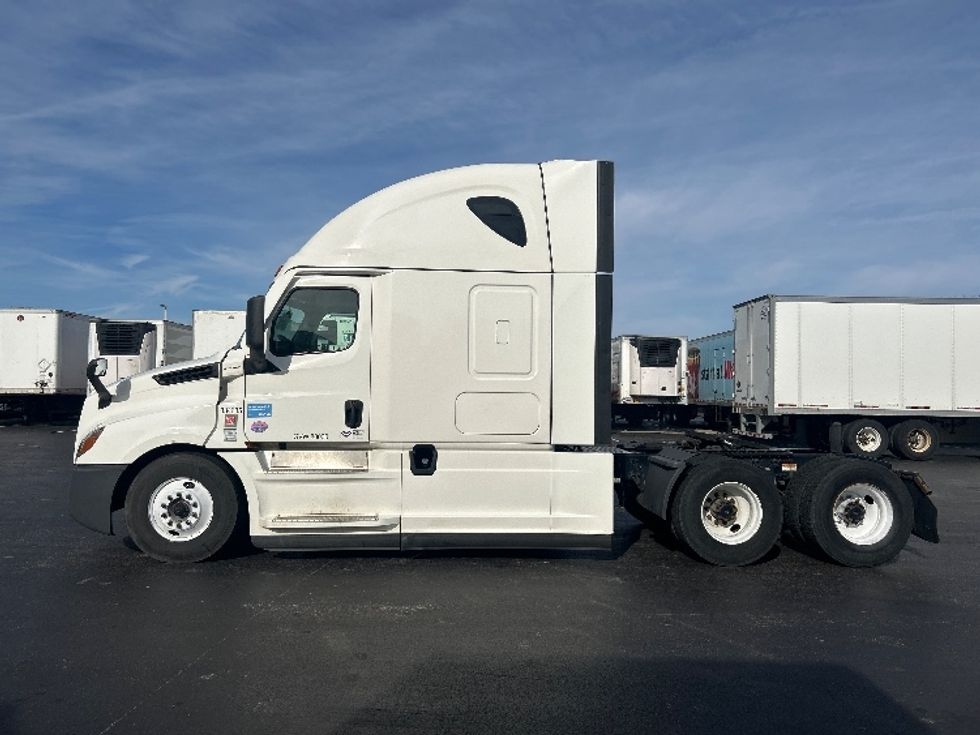 Sleeper Tractor-Heavy Duty Tractors-Freightliner-2021-T12664ST-Swedesboro-NJ-444,851\n\t\tmiles-$ 67,500 - Image 4