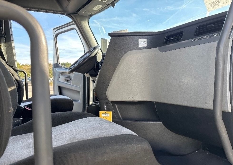 Sleeper Tractor-Heavy Duty Tractors-Freightliner-2021-T12664ST-Tallahassee-FL-596,214\n\t\tmiles-$ 52,750 - Image 14