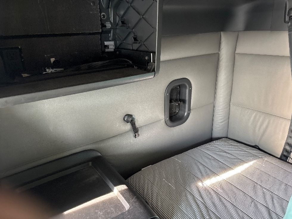 Sleeper Tractor-Heavy Duty Tractors-Freightliner-2021-T12664ST-Tallahassee-FL-596,214\n\t\tmiles-$ 52,750 - Image 16