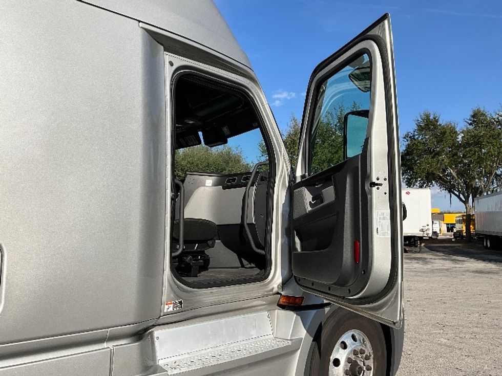 Sleeper Tractor-Heavy Duty Tractors-Freightliner-2021-T12664ST-Tampa-FL-361,486\n\t\tmiles-$ 71,500 - Image 13