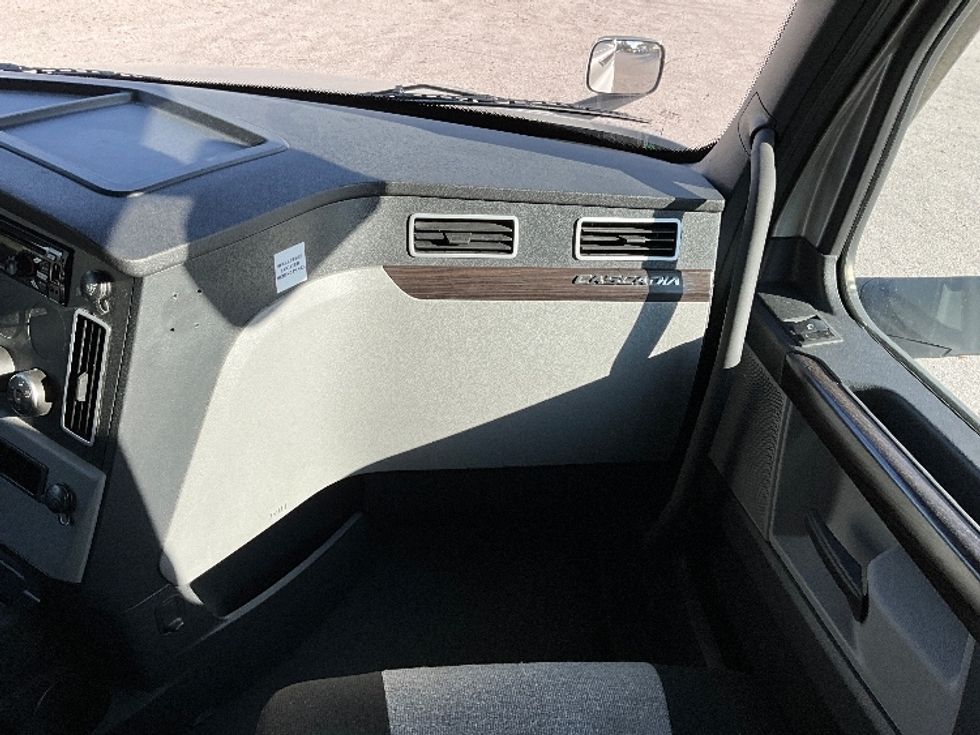 Sleeper Tractor-Heavy Duty Tractors-Freightliner-2021-T12664ST-Tampa-FL-361,486\n\t\tmiles-$ 71,500 - Image 14