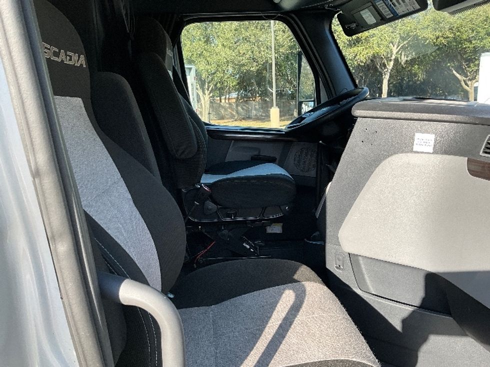 Sleeper Tractor-Heavy Duty Tractors-Freightliner-2021-T12664ST-Tampa-FL-361,486\n\t\tmiles-$ 71,500 - Image 15