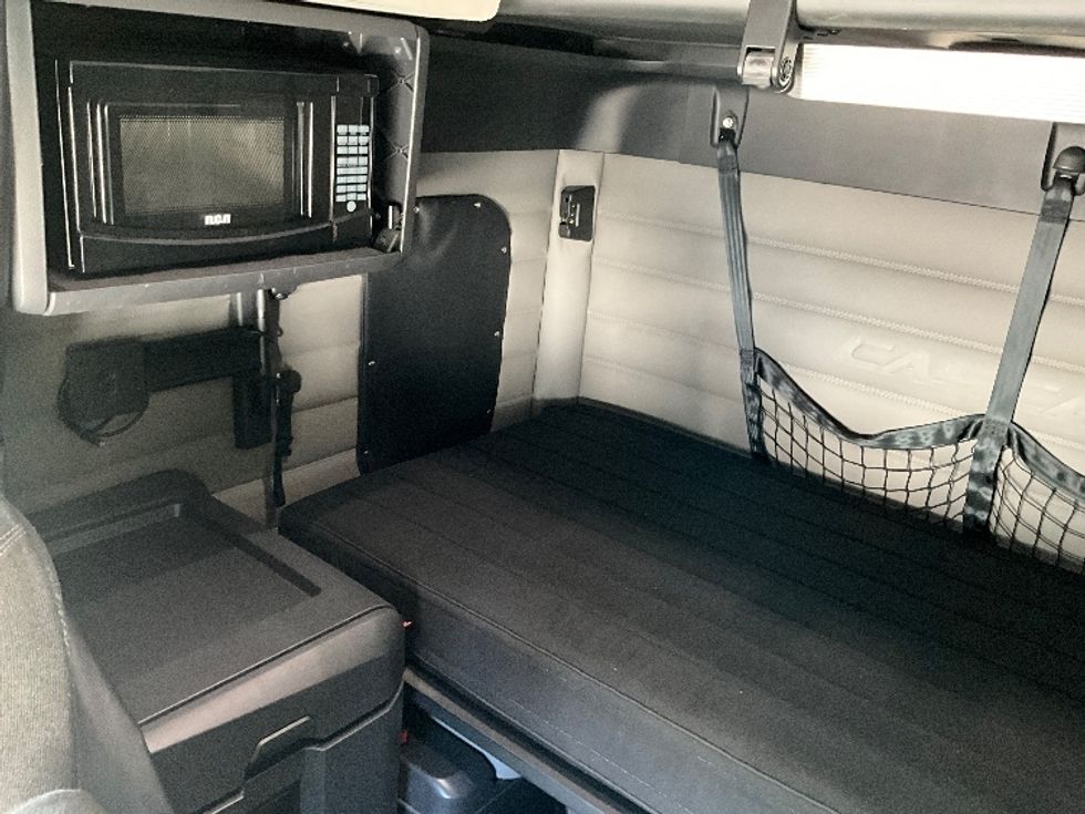 Sleeper Tractor-Heavy Duty Tractors-Freightliner-2021-T12664ST-Tampa-FL-361,486\n\t\tmiles-$ 71,500 - Image 18