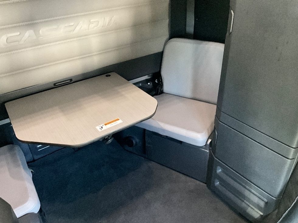 Sleeper Tractor-Heavy Duty Tractors-Freightliner-2021-T12664ST-Tampa-FL-361,486\n\t\tmiles-$ 71,500 - Image 20