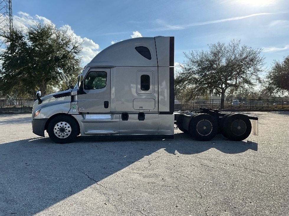 Sleeper Tractor-Heavy Duty Tractors-Freightliner-2021-T12664ST-Tampa-FL-361,486\n\t\tmiles-$ 71,500 - Image 4