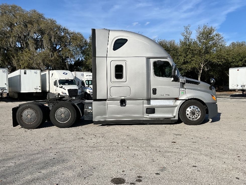 Sleeper Tractor-Heavy Duty Tractors-Freightliner-2021-T12664ST-Tampa-FL-361,486\n\t\tmiles-$ 71,500 - Image 8