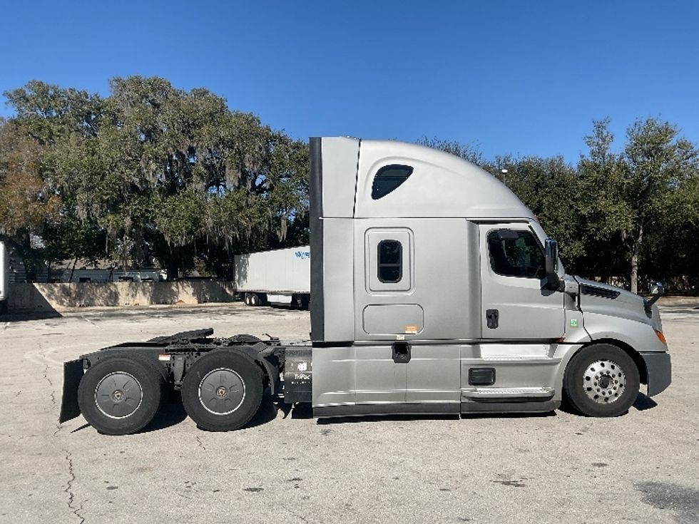 Sleeper Tractor-Heavy Duty Tractors-Freightliner-2021-T12664ST-Tampa-FL-362,711\n\t\tmiles-$ 71,500 - Image 1