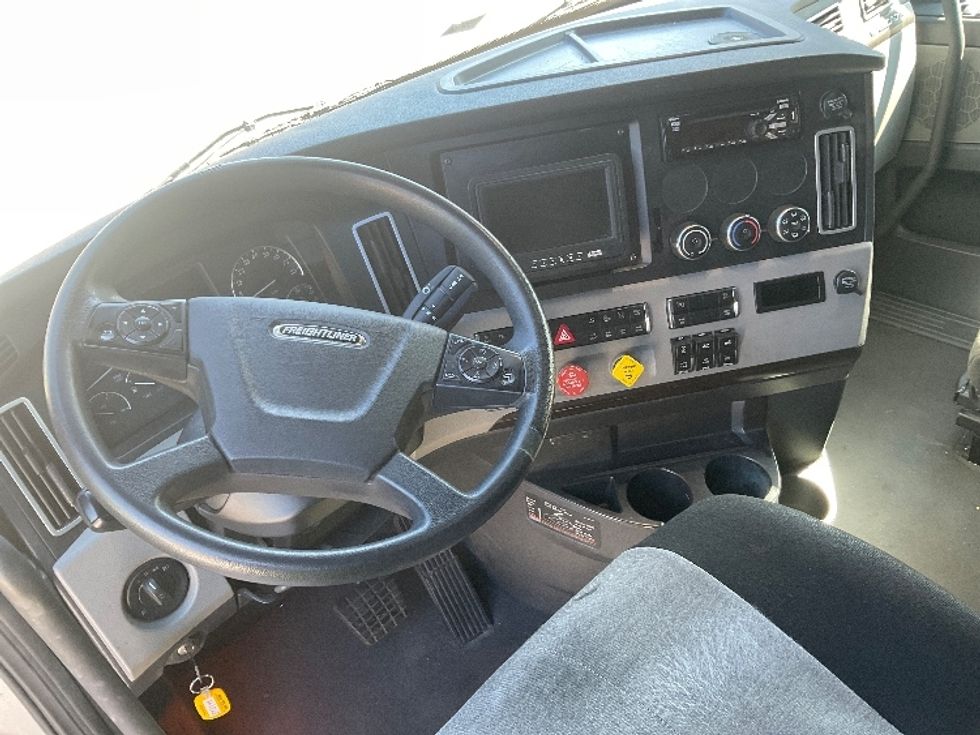 Sleeper Tractor-Heavy Duty Tractors-Freightliner-2021-T12664ST-Tampa-FL-362,711\n\t\tmiles-$ 71,500 - Image 11