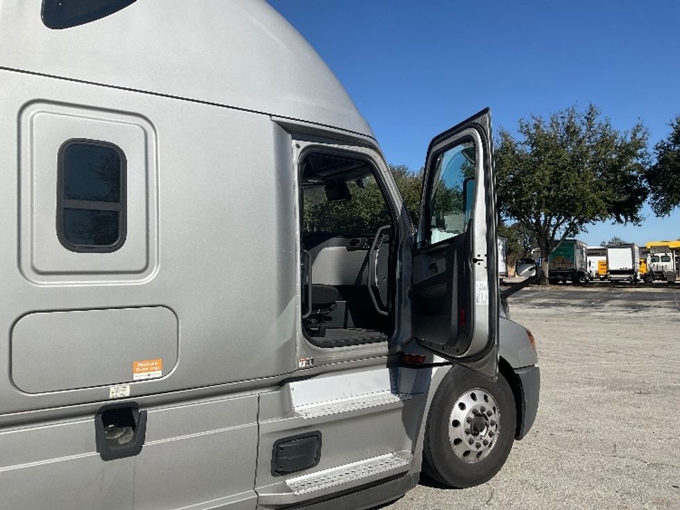 Sleeper Tractor-Heavy Duty Tractors-Freightliner-2021-T12664ST-Tampa-FL-362,711\n\t\tmiles-$ 71,500 - Image 13