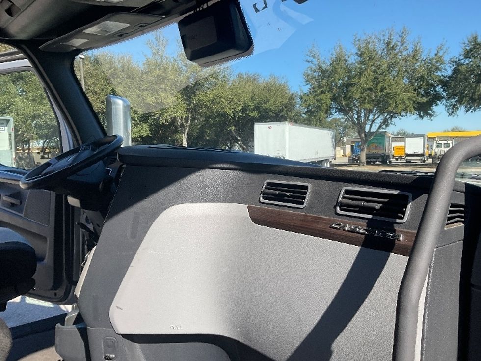 Sleeper Tractor-Heavy Duty Tractors-Freightliner-2021-T12664ST-Tampa-FL-362,711\n\t\tmiles-$ 71,500 - Image 14