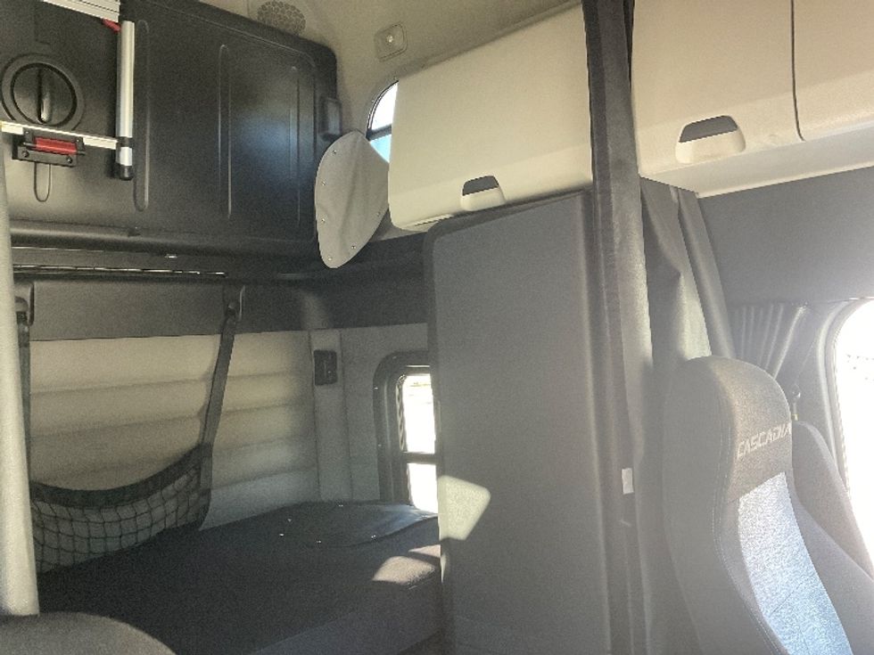 Sleeper Tractor-Heavy Duty Tractors-Freightliner-2021-T12664ST-Tampa-FL-362,711\n\t\tmiles-$ 71,500 - Image 18