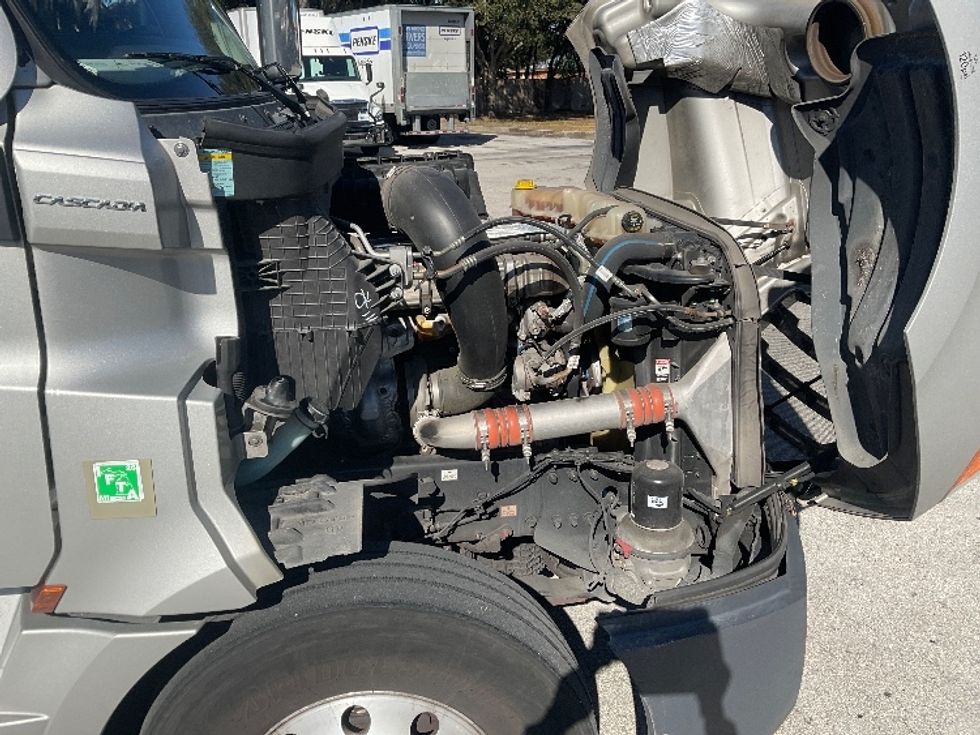 Sleeper Tractor-Heavy Duty Tractors-Freightliner-2021-T12664ST-Tampa-FL-362,711\n\t\tmiles-$ 71,500 - Image 20