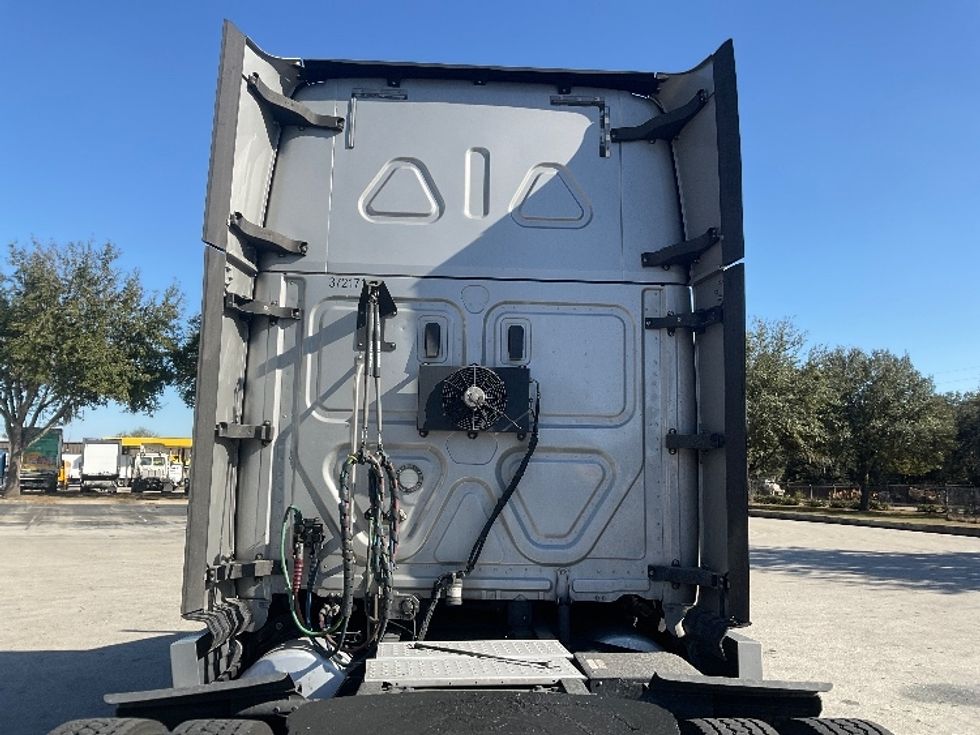 Sleeper Tractor-Heavy Duty Tractors-Freightliner-2021-T12664ST-Tampa-FL-362,711\n\t\tmiles-$ 71,500 - Image 26