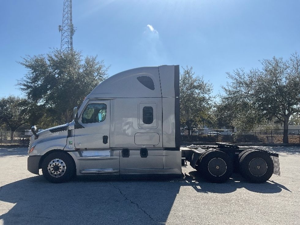 Sleeper Tractor-Heavy Duty Tractors-Freightliner-2021-T12664ST-Tampa-FL-362,711\n\t\tmiles-$ 71,500 - Image 4