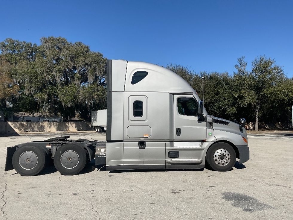 Sleeper Tractor-Heavy Duty Tractors-Freightliner-2021-T12664ST-Tampa-FL-362,711\n\t\tmiles-$ 71,500 - Image 8