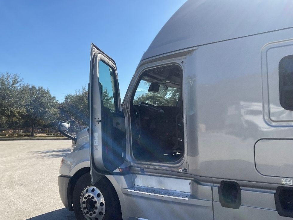 Sleeper Tractor-Heavy Duty Tractors-Freightliner-2021-T12664ST-Tampa-FL-362,711\n\t\tmiles-$ 71,500 - Image 9