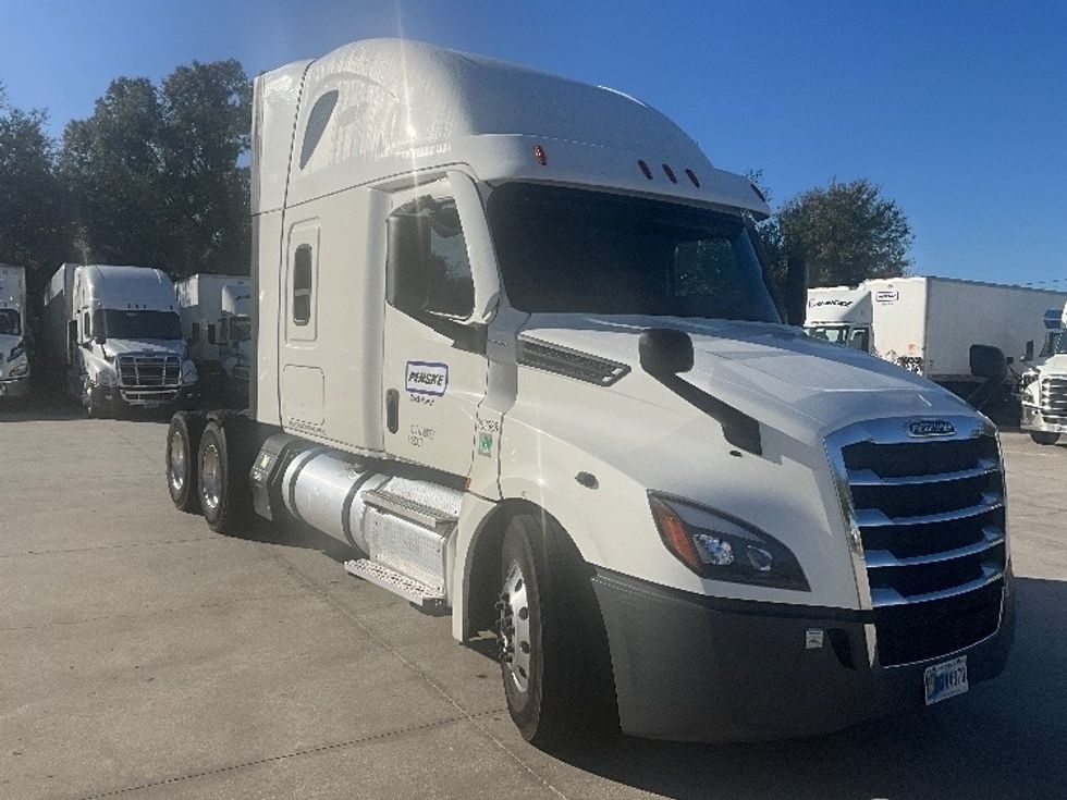 Sleeper Tractor-Heavy Duty Tractors-Freightliner-2021-T12664ST-Tampa-FL-411,878\n\t\tmiles-$ 69,750 - Image 1