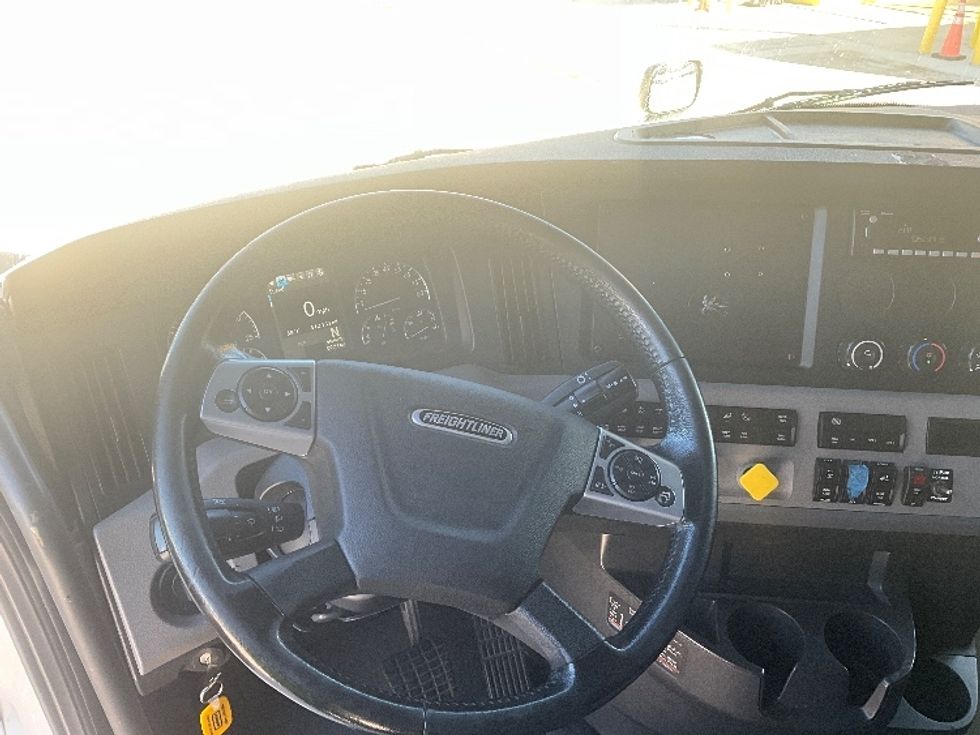 Sleeper Tractor-Heavy Duty Tractors-Freightliner-2021-T12664ST-Tampa-FL-411,878\n\t\tmiles-$ 69,750 - Image 11