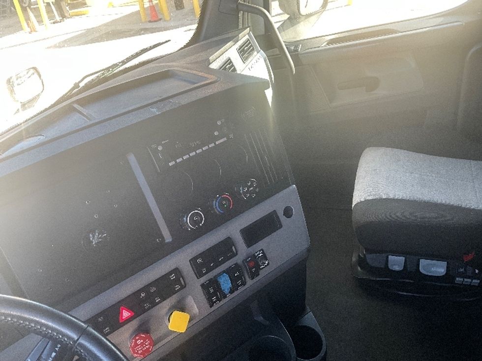 Sleeper Tractor-Heavy Duty Tractors-Freightliner-2021-T12664ST-Tampa-FL-411,878\n\t\tmiles-$ 69,750 - Image 12