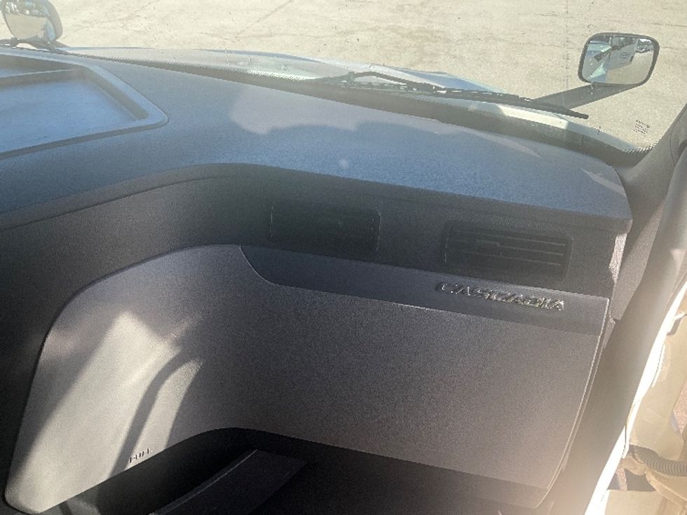 Sleeper Tractor-Heavy Duty Tractors-Freightliner-2021-T12664ST-Tampa-FL-411,878\n\t\tmiles-$ 69,750 - Image 14