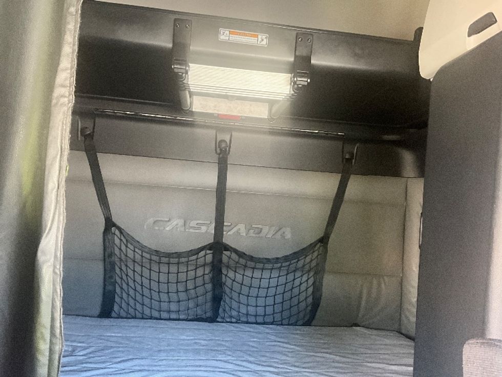 Sleeper Tractor-Heavy Duty Tractors-Freightliner-2021-T12664ST-Tampa-FL-411,878\n\t\tmiles-$ 69,750 - Image 16