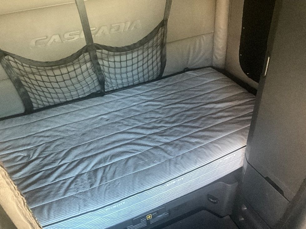 Sleeper Tractor-Heavy Duty Tractors-Freightliner-2021-T12664ST-Tampa-FL-411,878\n\t\tmiles-$ 69,750 - Image 17