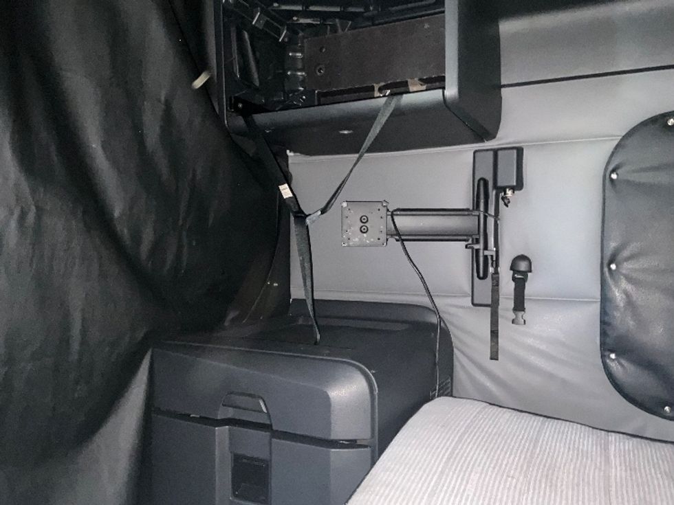 Sleeper Tractor-Heavy Duty Tractors-Freightliner-2021-T12664ST-Tampa-FL-411,878\n\t\tmiles-$ 69,750 - Image 18