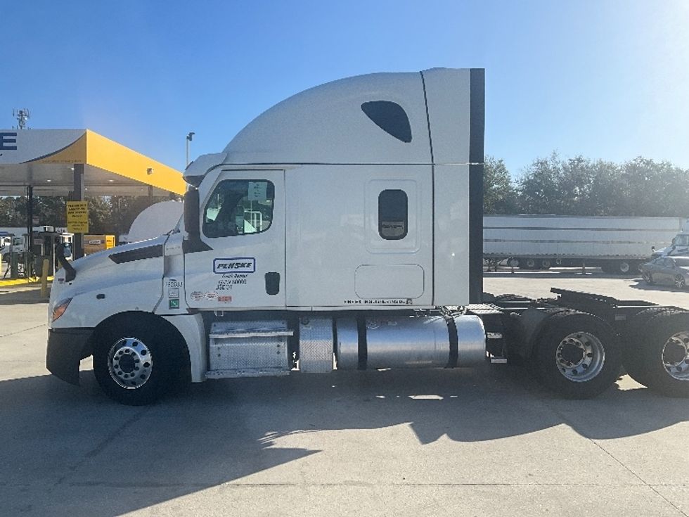 Sleeper Tractor-Heavy Duty Tractors-Freightliner-2021-T12664ST-Tampa-FL-411,878\n\t\tmiles-$ 69,750 - Image 4
