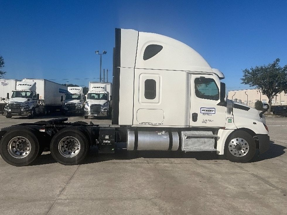 Sleeper Tractor-Heavy Duty Tractors-Freightliner-2021-T12664ST-Tampa-FL-411,878\n\t\tmiles-$ 69,750 - Image 8