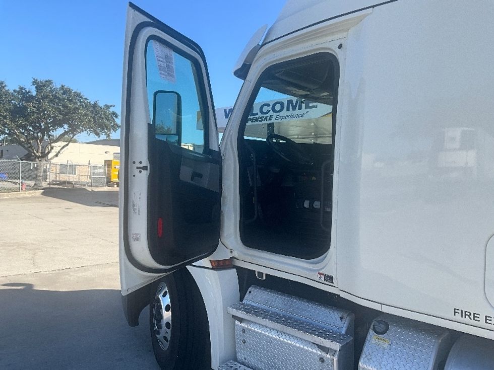 Sleeper Tractor-Heavy Duty Tractors-Freightliner-2021-T12664ST-Tampa-FL-411,878\n\t\tmiles-$ 69,750 - Image 9