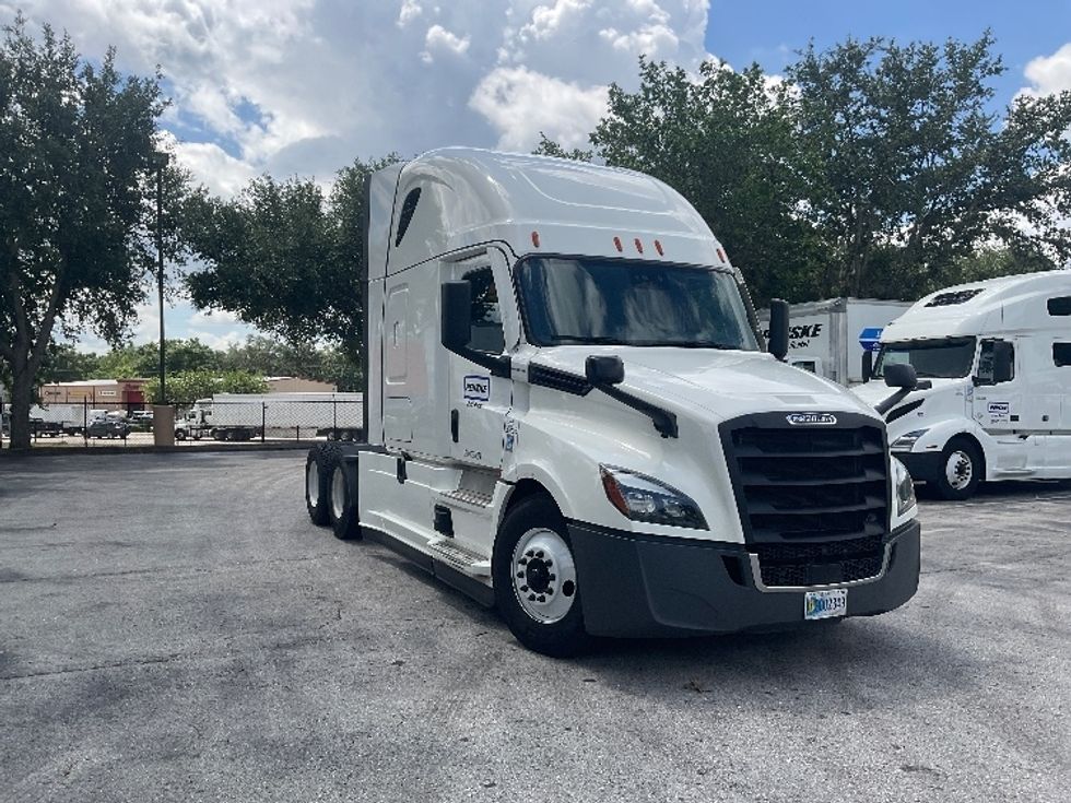 Sleeper Tractor-Heavy Duty Tractors-Freightliner-2021-T12664ST-Tampa-FL-554,236\n\t\tmiles-$ 60,750 - Image 1