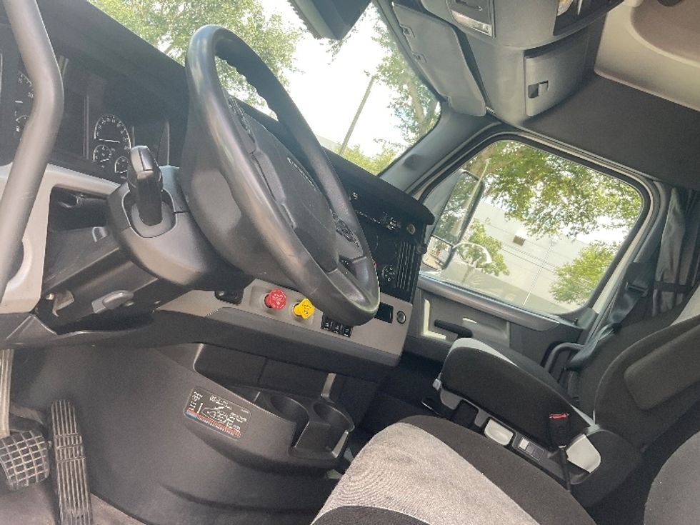 Sleeper Tractor-Heavy Duty Tractors-Freightliner-2021-T12664ST-Tampa-FL-554,236\n\t\tmiles-$ 60,750 - Image 10