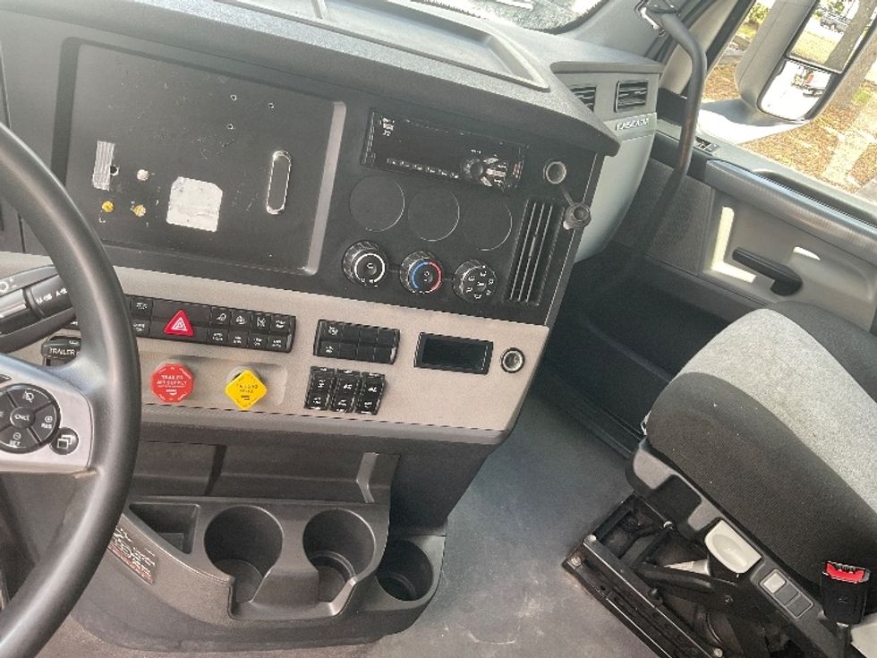 Sleeper Tractor-Heavy Duty Tractors-Freightliner-2021-T12664ST-Tampa-FL-554,236\n\t\tmiles-$ 60,750 - Image 12