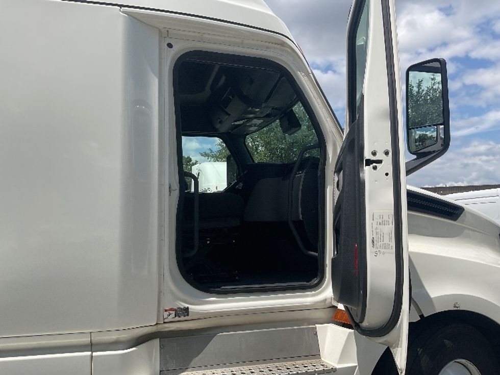 Sleeper Tractor-Heavy Duty Tractors-Freightliner-2021-T12664ST-Tampa-FL-554,236\n\t\tmiles-$ 60,750 - Image 13