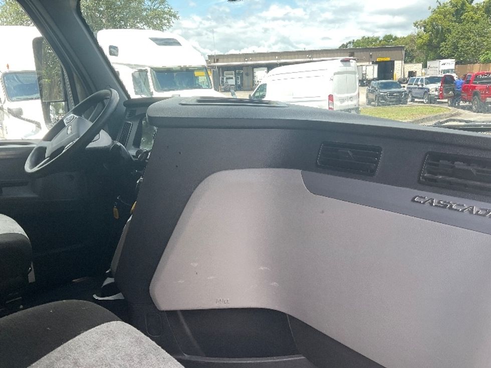 Sleeper Tractor-Heavy Duty Tractors-Freightliner-2021-T12664ST-Tampa-FL-554,236\n\t\tmiles-$ 60,750 - Image 14